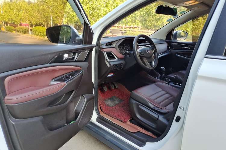 Used CHANGAN Lingxuan 2017 1.5T Manual Joyful & Happy Model Interior 2