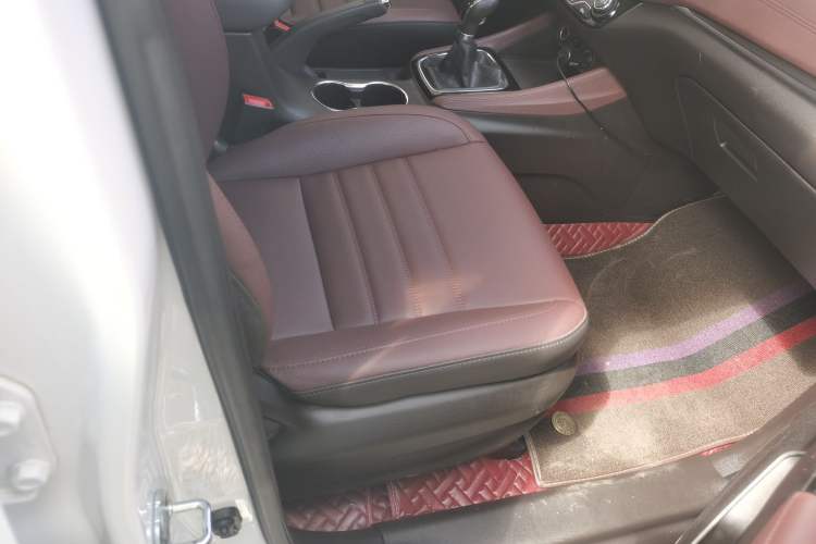 Used CHANGAN Lingxuan 2017 1.5T Manual Joyful & Happy Model Interior 3