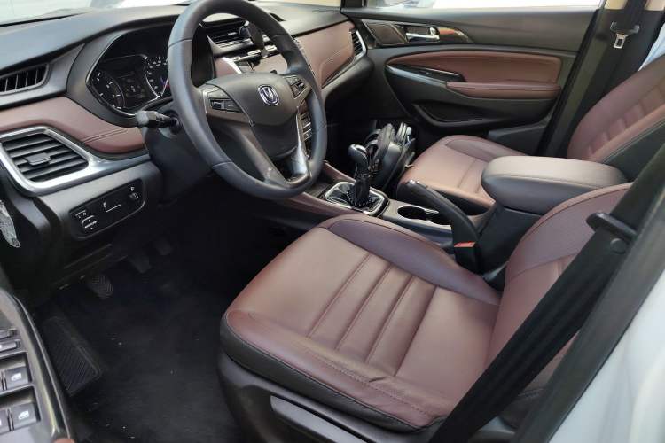 Used CHANGAN Lingxuan 2017 1.6L Manual Happiness Edition Interior 4