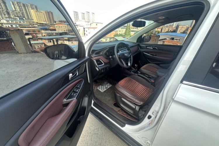 Used CHANGAN Lingxuan 2017 1.5T Manual Joyful & Happy Model Interior 9