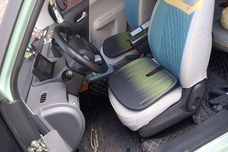 Used CHANGAN Lumin 2022 155 km – Refreshingly Sweet Edition Left Front Seat