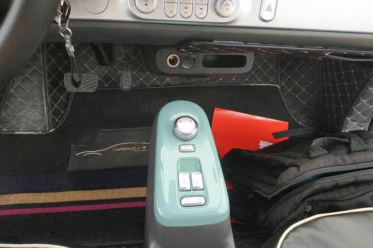 Used CHANGAN Lumin 2022 155 km – Refreshingly Sweet Edition Gear Lever