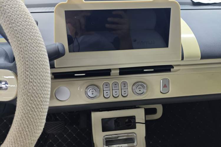 Used CHANGAN Lumin 2022 155 km – Refreshingly Sweet Edition Interior 2