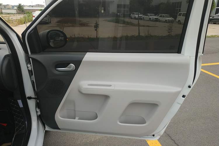 Used CHANGAN Lumin 2022 155 km – Refreshingly Sweet Edition Right Front Door Interior