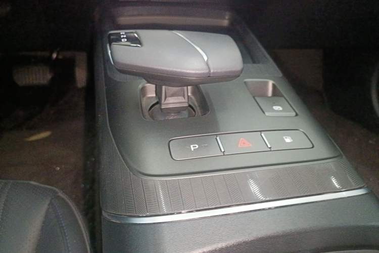 Used CHANGAN NEVO A05 2024 Truly Delicious Version 70" Beyond-Grade Edition Gear Lever