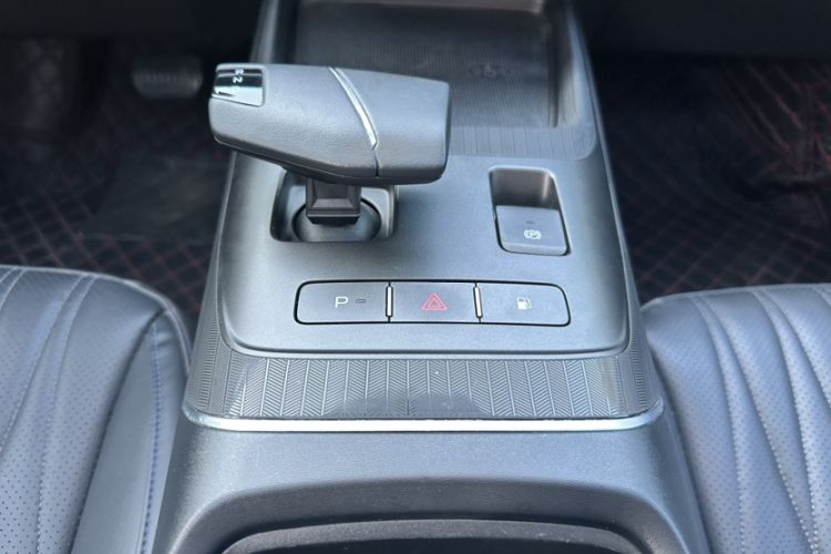 Used CHANGAN NEVO A05 2024 Truly Delicious Version 70" Beyond-Grade Edition Gear Lever