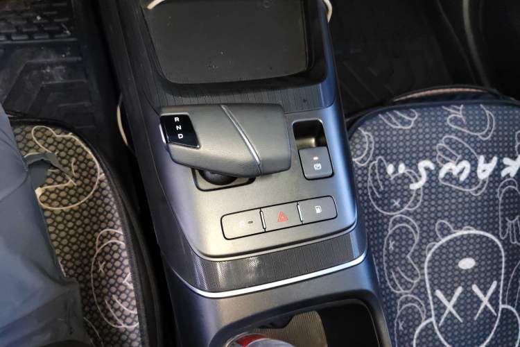 Used CHANGAN NEVO A05 2024 Truly Delicious Version 70" Beyond-Grade Edition Gear Lever
