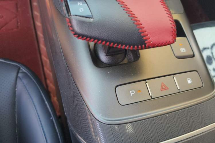 Used CHANGAN NEVO A05 2024 Truly Delicious Version 70" Beyond-Grade Edition Gear Lever
