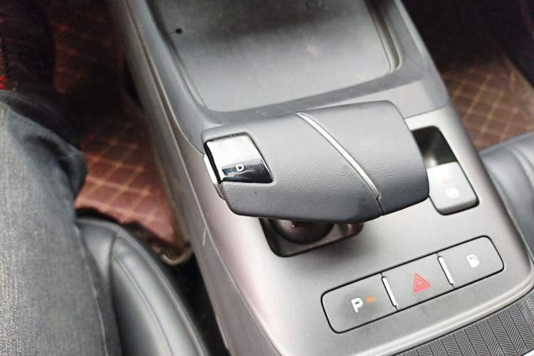 Used CHANGAN NEVO A05 2024 Truly Delicious Version 70" Beyond-Grade Edition Gear Lever