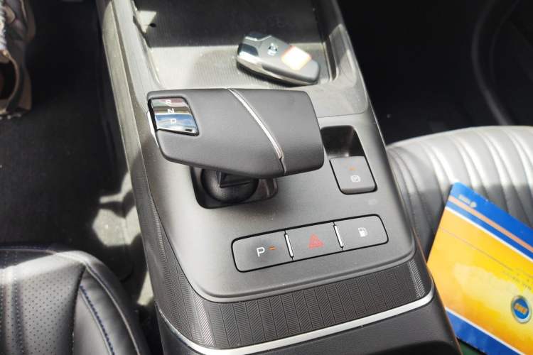 Used CHANGAN NEVO A05 2024 Truly Delicious Version 70" Beyond-Grade Edition Gear Lever