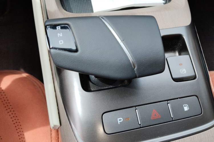 Used CHANGAN NEVO A05 2024 Truly Delicious Version 70" Beyond-Grade Edition Gear Lever