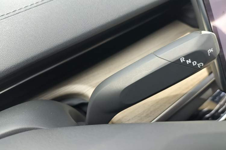 Used CHANGAN NEVO A07 2024 All-Electric "True Fragrant" Edition 515 Elite Model Gear Lever