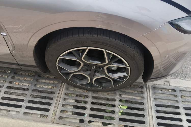 Used CHANGAN NEVO A07 2024 All-Electric "True Fragrance" Edition 710 Flagship Model Right Front Wheel Hub