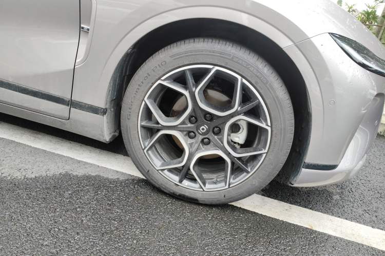 Used CHANGAN NEVO A07 2024 All-Electric "True Fragrance" Edition 710 Flagship Model Right Front Wheel Hub