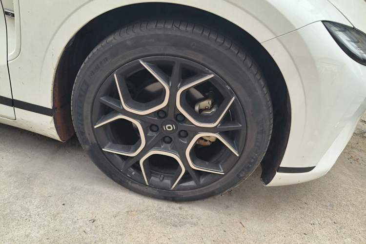 Used CHANGAN NEVO A07 2024 All-Electric "True Fragrance" Edition 710 Flagship Model Right Front Wheel Hub