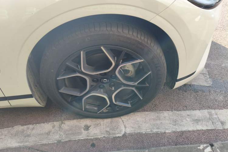 Used CHANGAN NEVO A07 2024 All-Electric "True Fragrance" Edition 710 Flagship Model Right Front Wheel Hub