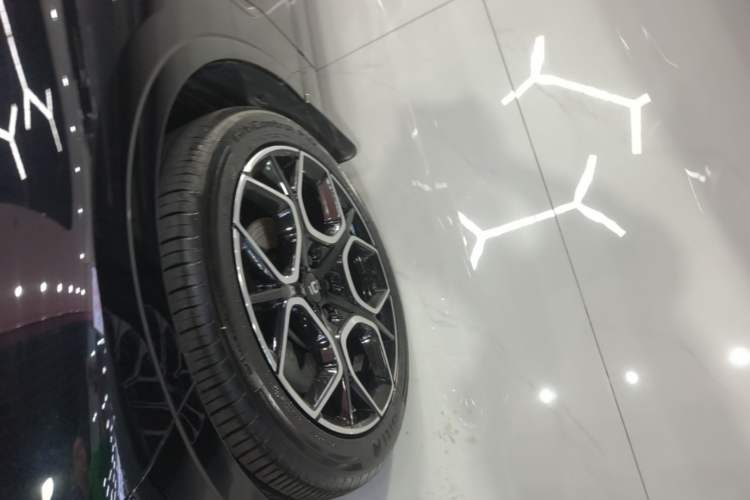 Used CHANGAN NEVO A07 2025 Blue Whale Pure Electric 625 Flagship Model Left Front Wheel Hub