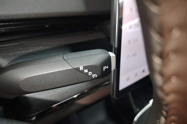 Used CHANGAN NEVO A07 2025 Blue Whale Range-Extending Model 140 Elite Version Gear Lever