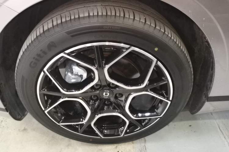 Used CHANGAN NEVO A07 2025 Blue Whale Pure Electric 625 Flagship Model Left Front Wheel Hub