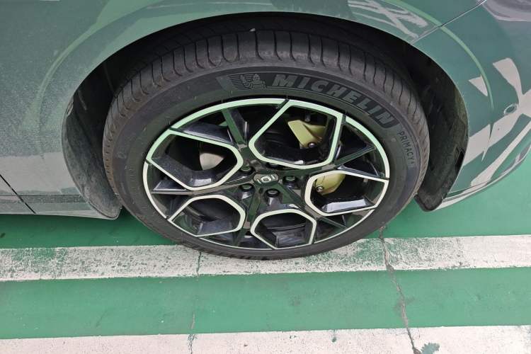 Used CHANGAN NEVO A07 2025 All-Electric "True Fragrance" Edition 710-Mile Long-Range Version Right Front Wheel Hub