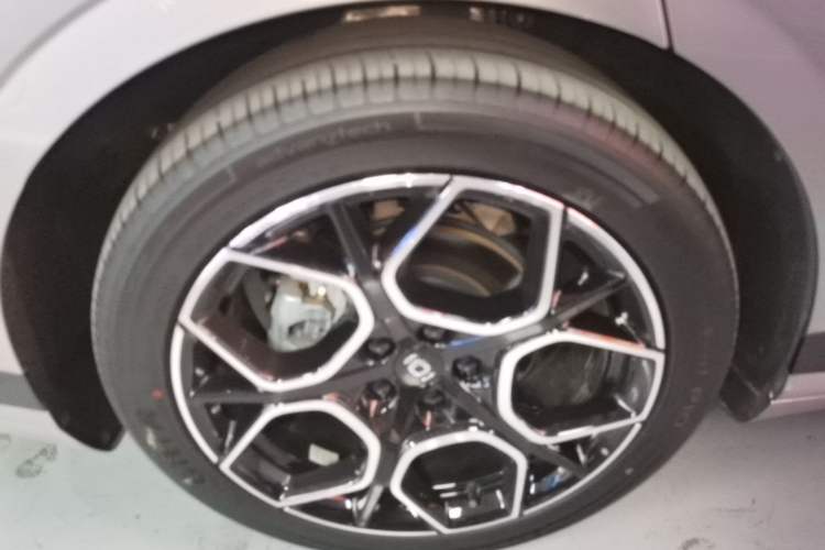 Used CHANGAN NEVO A07 2025 Blue Whale Pure Electric 625 Flagship Model Right Rear Wheel Hub