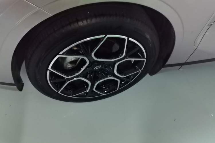 Used CHANGAN NEVO A07 2025 Blue Whale Pure Electric 625 Flagship Model Left Front Wheel Hub