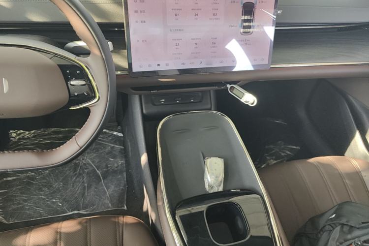 Used CHANGAN NEVO A07 2025 Blue Whale Range-Extending Version 230 Flagship Model Center Console