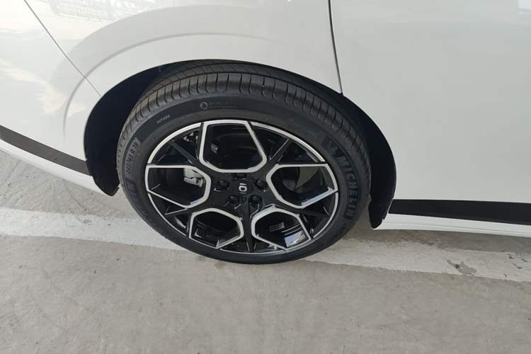 Used CHANGAN NEVO A07 2025 Blue Whale Range-Extending Version 230 Flagship Model Right Rear Wheel Hub
