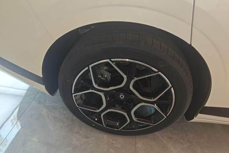 Used CHANGAN NEVO A07 2026 Model Ultra-Long Blue Whale Range-Extending 310 Luxury Edition Right Rear Wheel Hub