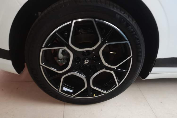 Used CHANGAN NEVO A07 2026 Model Ultra-Long Blue Whale Range-Extending 310 Flagship Edition Right Rear Wheel Hub