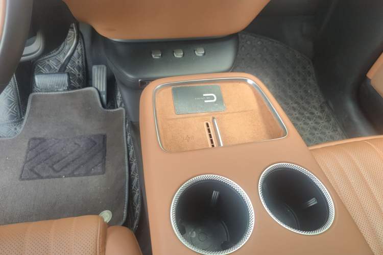 Used CHANGAN NEVO E07 2025 All-Electric 4x4 with 90 kWh Max Intelligent Driving Version Gear Lever