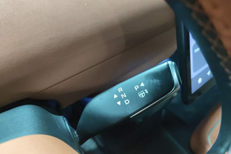 Used CHANGAN NEVO E07 2025 All-Electric 4x4 with 90 kWh Max Intelligent Driving Version Gear Lever