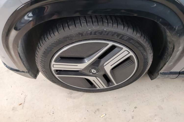 Used CHANGAN NEVO E07 2026 Model Pure Electric Four-Wheel Drive 90kWh Dacheng Edition Left Front Wheel Hub