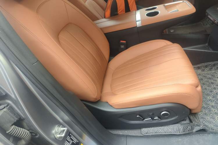 Used CHANGAN NEVO E07 2025 All-Electric 4x4 with 90 kWh Max Intelligent Driving Version Right Front Seat