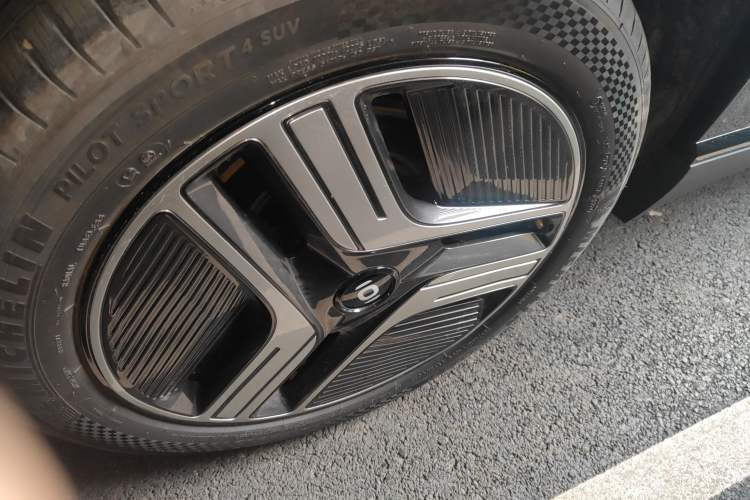 Used CHANGAN NEVO E07 2025 All-Electric 4x4 with 90 kWh Max Intelligent Driving Version Right Rear Wheel Hub