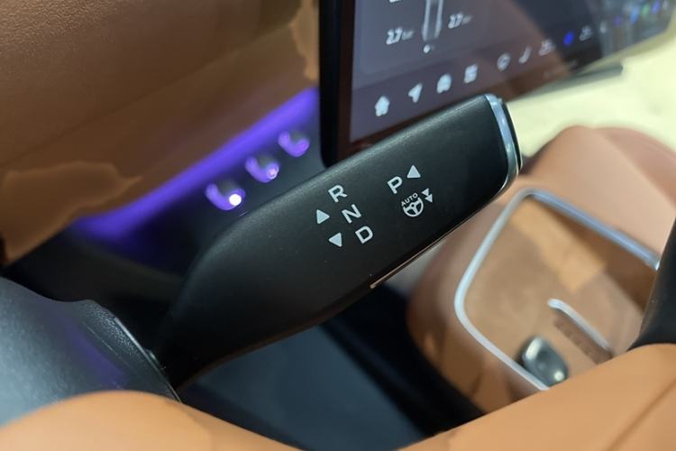 Used CHANGAN NEVO E07 2025 All-Electric 4x4 90kWh Ultra High-Performance Edition Gear Lever