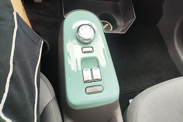 Used CHANGAN NEVO Lumin 2022 155 km – Refreshingly Sweet Edition Gear Lever