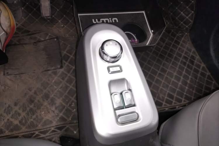 Used CHANGAN NEVO Lumin 2022 155 km – Refreshingly Sweet Edition Gear Lever