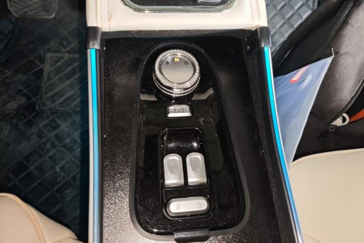Used CHANGAN NEVO Lumin 2022 155 km – Refreshingly Sweet Edition Gear Lever