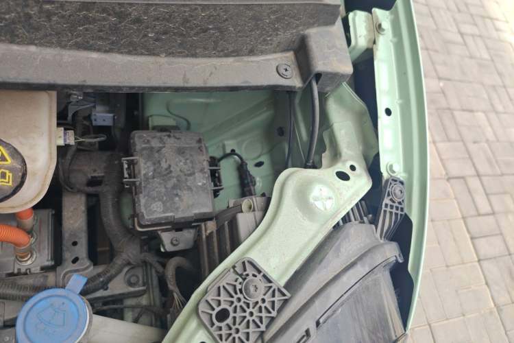 Used CHANGAN NEVO Lumin 2022 301km Honey-Sweet Version Engine Bay Left