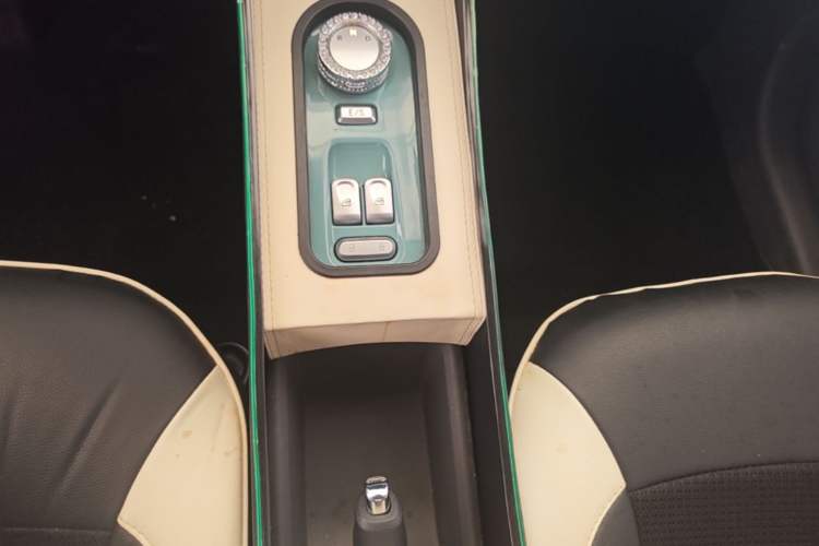 Used CHANGAN NEVO Lumin 2022 155 km – Refreshingly Sweet Edition Gear Lever