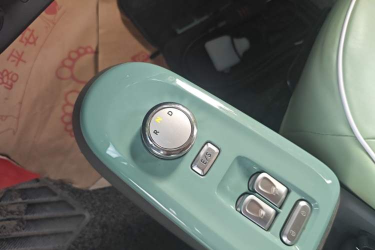 Used CHANGAN NEVO Lumin 2022 155 km – Refreshingly Sweet Edition Gear Lever