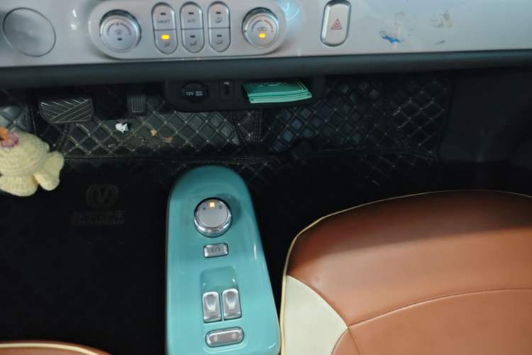 Used CHANGAN NEVO Lumin 2022 155 km – Refreshingly Sweet Edition Gear Lever