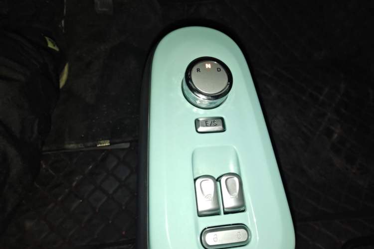 Used CHANGAN NEVO Lumin 2022 155 km – Refreshingly Sweet Edition Gear Lever