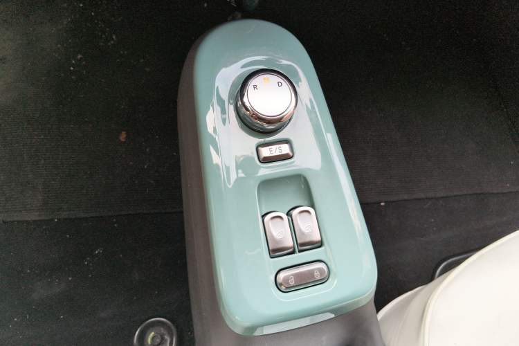 Used CHANGAN NEVO Lumin 2022 155 km – Refreshingly Sweet Edition Gear Lever