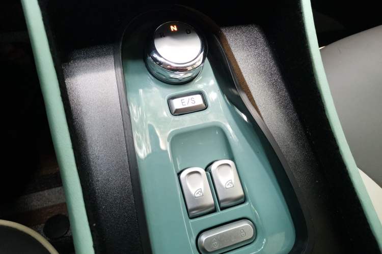 Used CHANGAN NEVO Lumin 2022 155 km – Refreshingly Sweet Edition Gear Lever