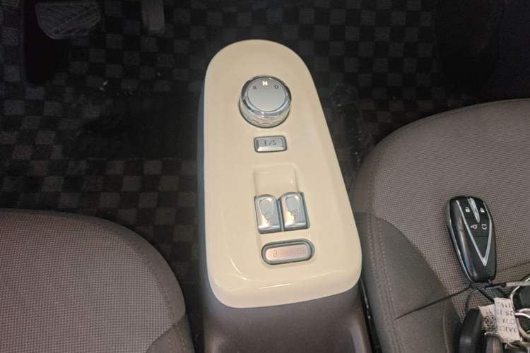 Used CHANGAN NEVO Lumin 2022 210km Sweet Edition Gear Lever