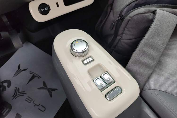Used CHANGAN NEVO Lumin 2022 210km Sweet Edition Gear Lever