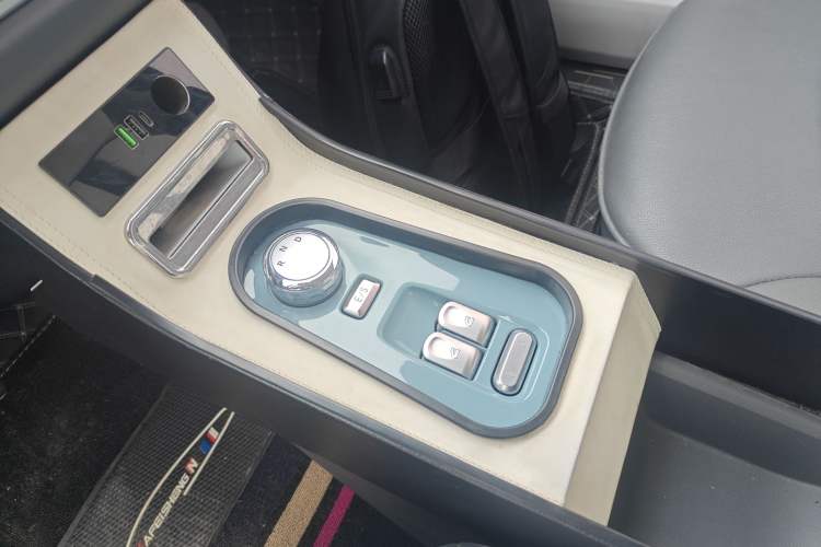 Used CHANGAN NEVO Lumin 2022 155 km – Refreshingly Sweet Edition Gear Lever