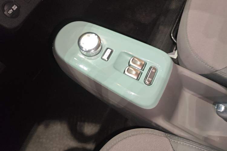 Used CHANGAN NEVO Lumin 2022 210km Sweet Edition Gear Lever
